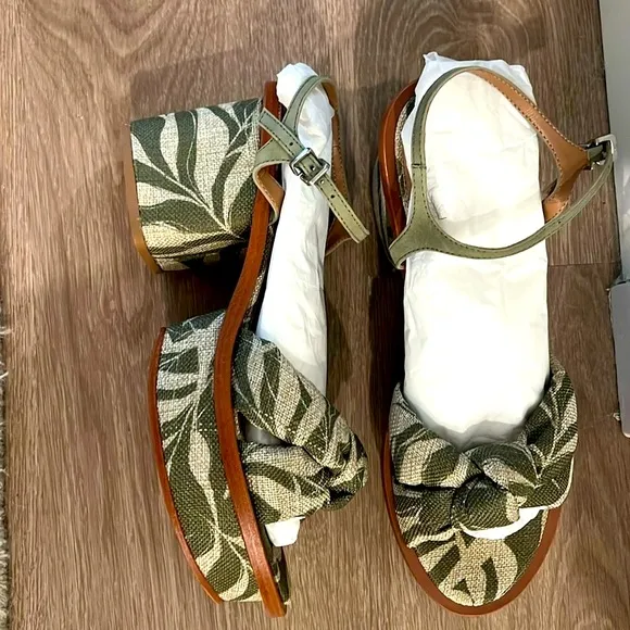 NEW Raye Palm Print Platform Sandals