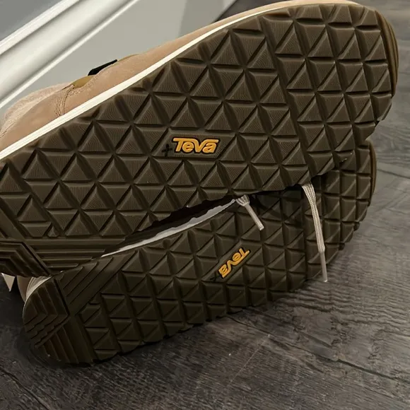NEW TEVA ReEMBER COMMUTE HIKING BOOTS SIZE 7.5