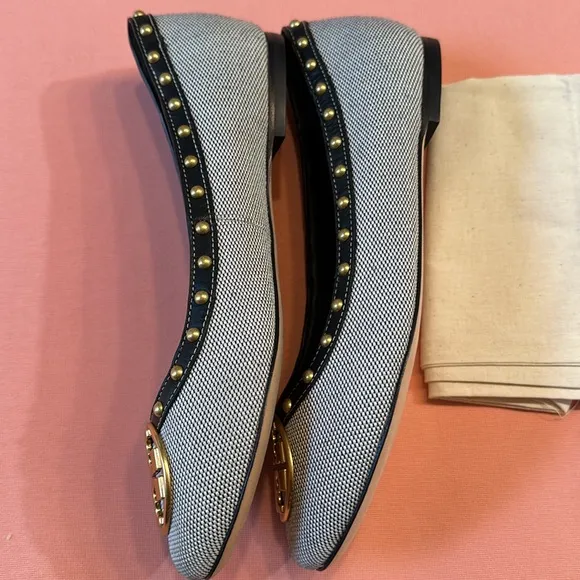 New Tory Burch Flat Shoes With Gold Logo. Size 7.