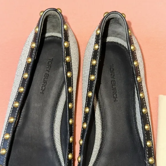 New Tory Burch Flat Shoes With Gold Logo. Size 7.