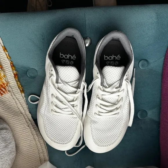 NEW WITHOUT BOX Bahe Grounding Men's White Shoes M6