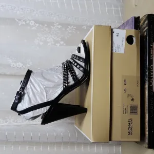 NIB MICHAEL KORS Woman's Black Chain Kimmy Round Toe Strappy Leather Sandals Sz8