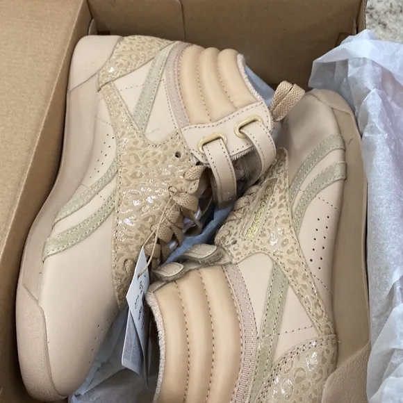 NIB Reebok F/S Hi Sahara GoldMt. Lace up sneakers