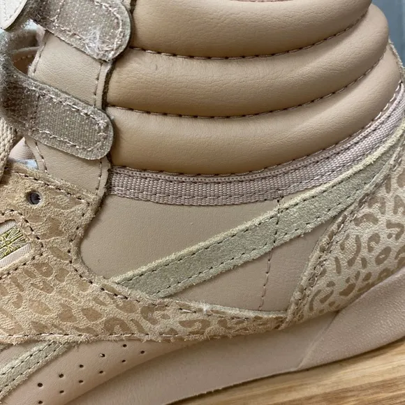 NIB Reebok F/S Hi Sahara GoldMt. Lace up sneakers