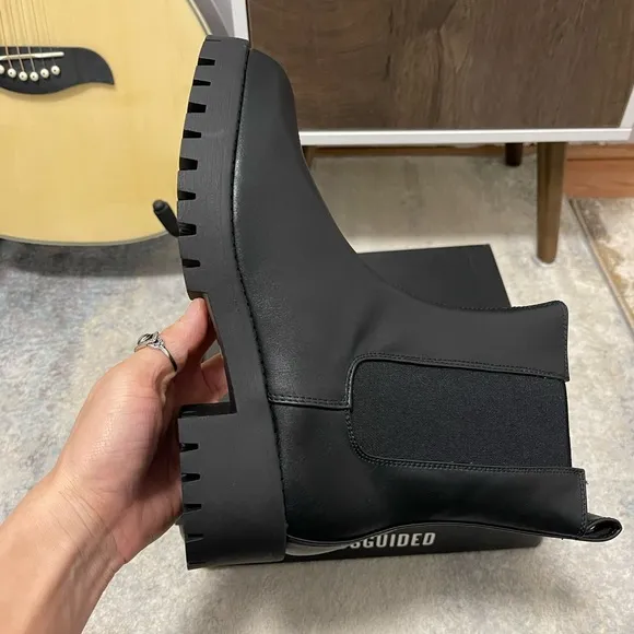 NIB Women’s Size 9 Cleated Sole Essential Chelsea Mid Ankle Boots Triple Black