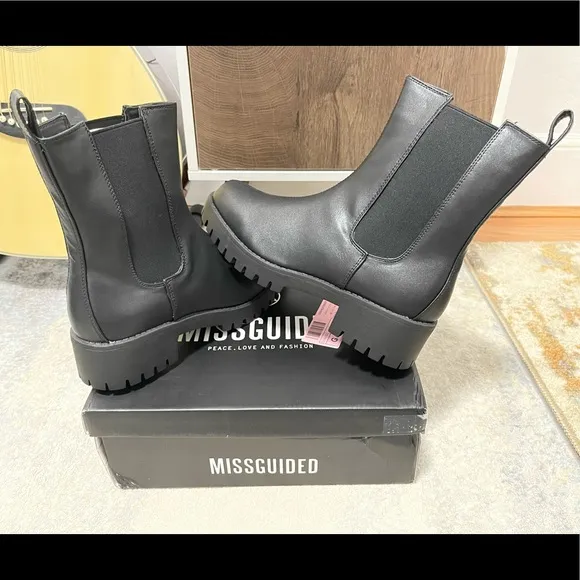 NIB Women’s Size 9 Cleated Sole Essential Chelsea Mid Ankle Boots Triple Black