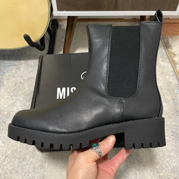 NIB Women’s Size 9 Cleated Sole Essential Chelsea Mid Ankle Boots Triple Black