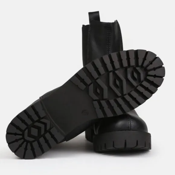 NIB Women’s Size 9 Cleated Sole Essential Chelsea Mid Ankle Boots Triple Black