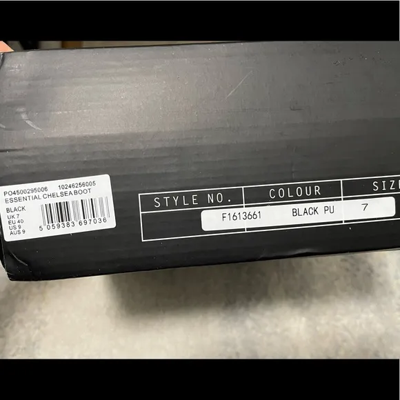NIB Women’s Size 9 Cleated Sole Essential Chelsea Mid Ankle Boots Triple Black