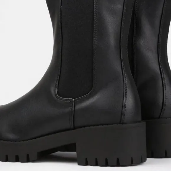 NIB Women’s Size 9 Cleated Sole Essential Chelsea Mid Ankle Boots Triple Black
