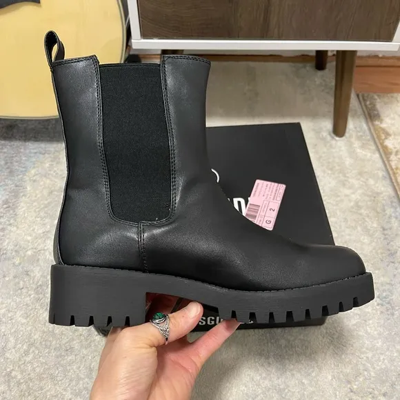 NIB Women’s Size 9 Cleated Sole Essential Chelsea Mid Ankle Boots Triple Black