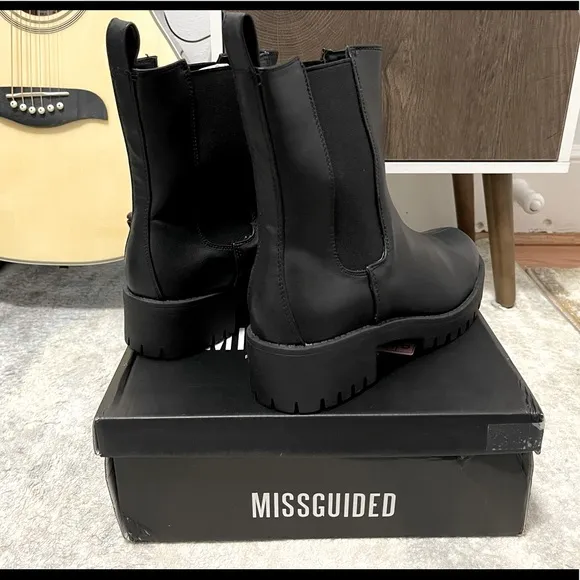 NIB Women’s Size 9 Cleated Sole Essential Chelsea Mid Ankle Boots Triple Black