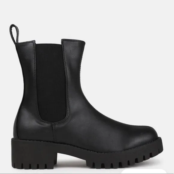 NIB Women’s Size 9 Cleated Sole Essential Chelsea Mid Ankle Boots Triple Black