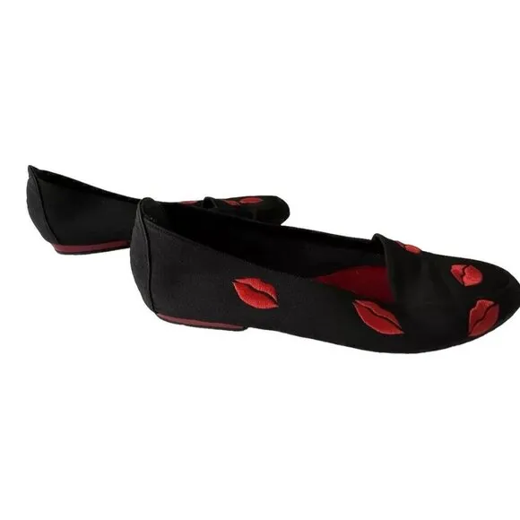 NICOLE MILLER - STUART WEITZMAN BLACK FLAT SHOES EMBROIDERED KISS RED LIPS SZ 8