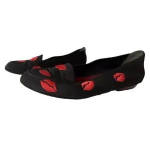 NICOLE MILLER - STUART WEITZMAN BLACK FLAT SHOES EMBROIDERED KISS RED LIPS SZ 8
