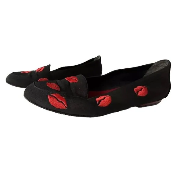 NICOLE MILLER - STUART WEITZMAN BLACK FLAT SHOES EMBROIDERED KISS RED LIPS SZ 8