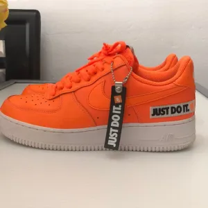 NIKE AIR FORCE 1 LEATHER TOTAL ORANGE RUNNING SNEAKERS MENS SIZE 9