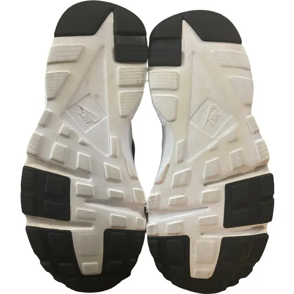 Nike Air Huarache Low Peace, Love, Swoosh Size 5.5