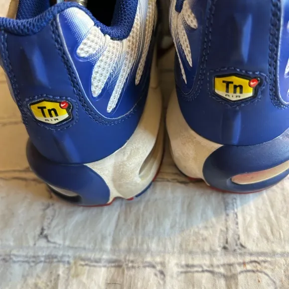 NIKE AIR MAX PLUS (2019) WHITE/BLUE/RED YOUTH RUNNING SHOES SIZE 6Y