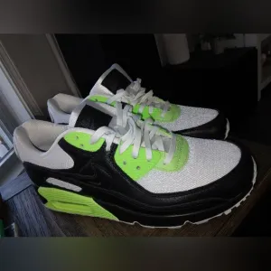 Nike Air Max Sneakers Black, White, Neon Green Men 9.5 new without box