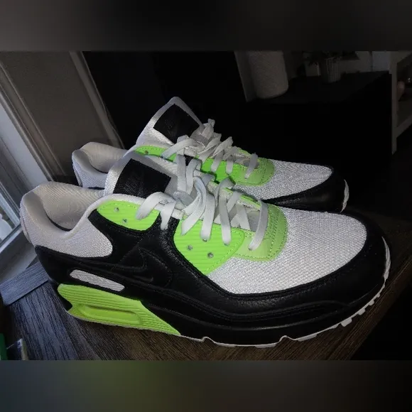 Nike Air Max Sneakers Black, White, Neon Green Men 9.5 new without box