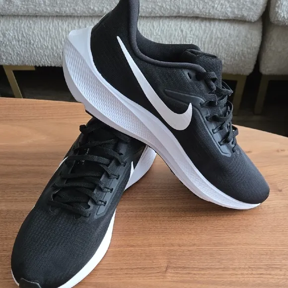 Nike Air Zoom Size 12  Men's Black And White Running Shoes