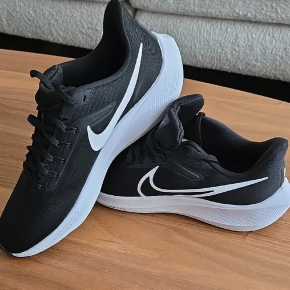 Nike Air Zoom Size 12  Men's Black And White Running Shoes