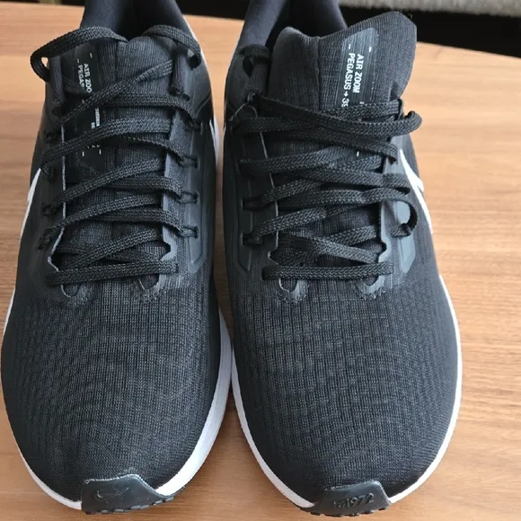 Nike Air Zoom Size 12  Men's Black And White Running Shoes