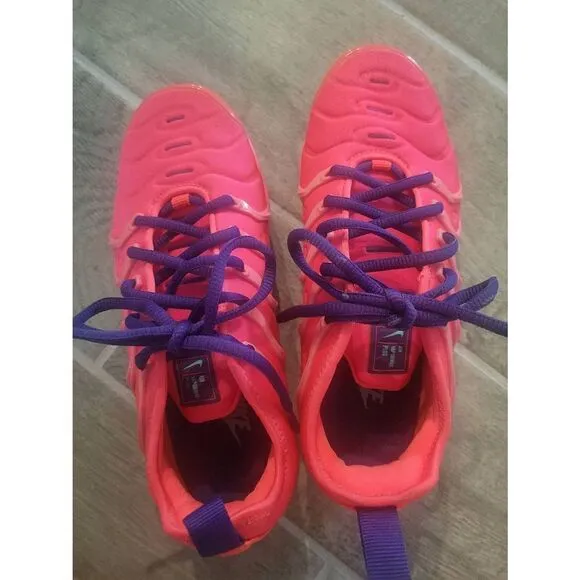 Nike Air Vapormax Plus Bright Crimson Size 6 Neon Running Athletic Sneaker