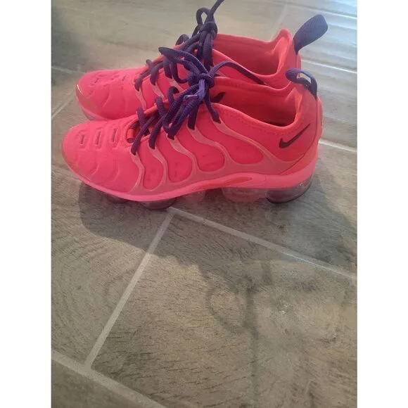 Nike Air Vapormax Plus Bright Crimson Size 6 Neon Running Athletic Sneaker