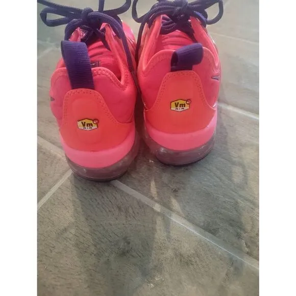 Nike Air Vapormax Plus Bright Crimson Size 6 Neon Running Athletic Sneaker