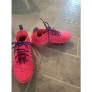 Nike Air Vapormax Plus Bright Crimson Size 6 Neon Running Athletic Sneaker