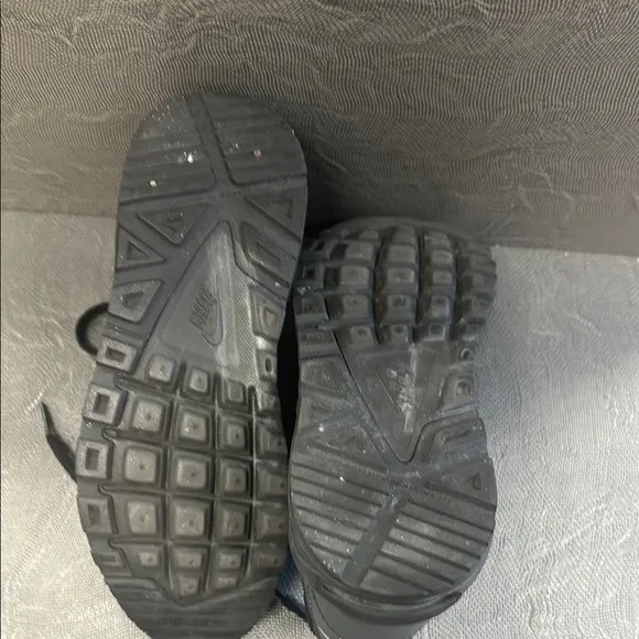 Nike Black and Gray Sneakers Sleek Design