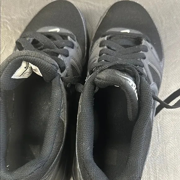 Nike Black and Gray Sneakers Sleek Design