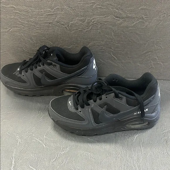 Nike Black and Gray Sneakers Sleek Design