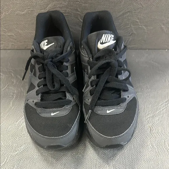 Nike Black and Gray Sneakers Sleek Design