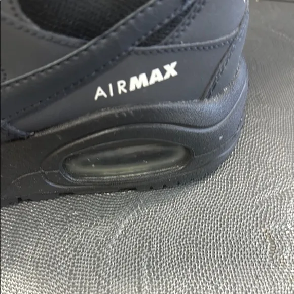 Nike Black and Gray Sneakers Sleek Design