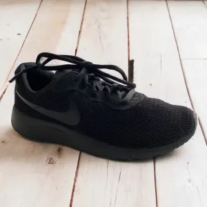 Nike black cross trainer athletic running weight lifting aerobics sneaker 4.5