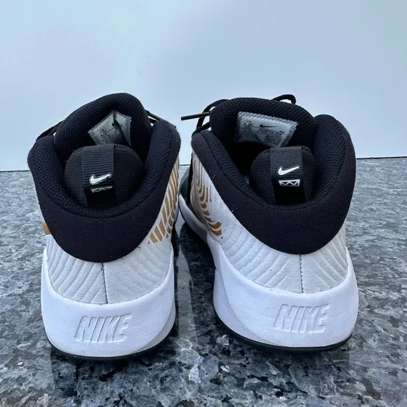 Nike Boys Team Hustle D9 AQ4224-004 Black Basketball Shoes Sneakers Size 6.5Y.