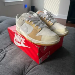 Nike Dunk SE Men's White and Tan Sneakers sz 12