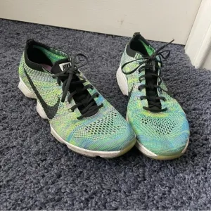 𝅺nike Flyknit Sneakers Size 8 Running
