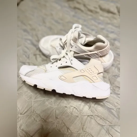 Nike Huarache RunBig Kids' sneakers Size 5 Y . Runs small.