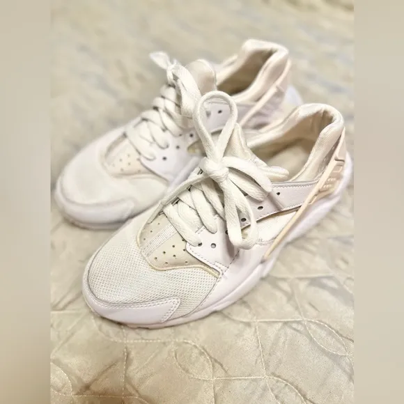 Nike Huarache RunBig Kids' sneakers Size 5 Y . Runs small.