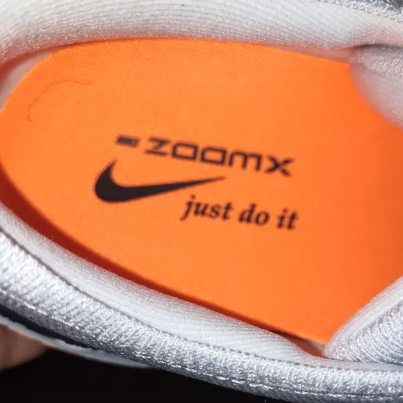 Nike Invincible Run 3 Sneakers