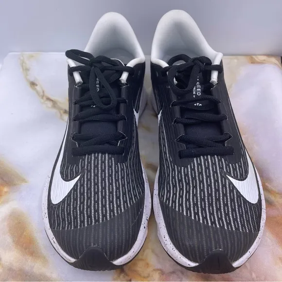 Nike kids air zoom speed 2 workout running sneakers Size 4.5Y