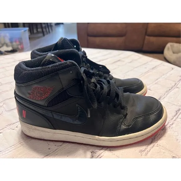 Nike Men's 8 Jordan 1 Retro Mid Bred Sneakers Black Red White Sporty Streetwear
