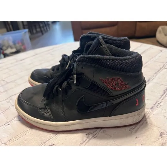 Nike Men's 8 Jordan 1 Retro Mid Bred Sneakers Black Red White Sporty Streetwear