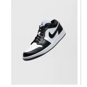 Nike Men's Black and White Sneakers 9.5 Dunk Low Retro
