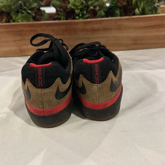 Nike mens Nike Ishod Wair SB Light Olive sneakers shoes size 6 EUC