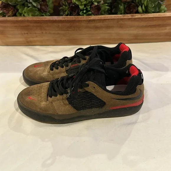 Nike mens Nike Ishod Wair SB Light Olive sneakers shoes size 6 EUC